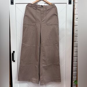 Ana wide leg pants in mushroom. Outfitted with utility pockets. Size 14.